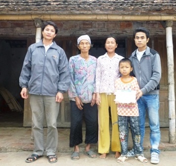 Món quà ý nghĩa đến với cậu bé nghèo ham học - 1