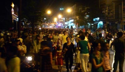 Hàng vạn người chen chân đến nhà thờ đón Noel  - 23