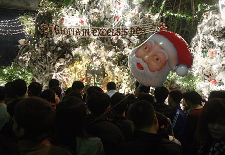 Hàng vạn người chen chân đến nhà thờ đón Noel  - 3