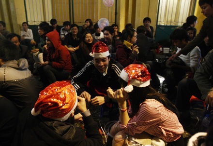 Hàng vạn người chen chân đến nhà thờ đón Noel  - 4