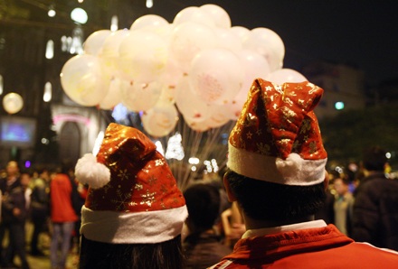 Hàng vạn người chen chân đến nhà thờ đón Noel  - 5