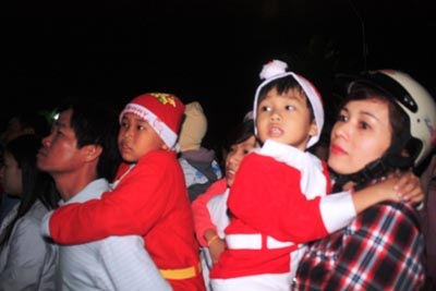 Hàng vạn người chen chân đến nhà thờ đón Noel  - 24