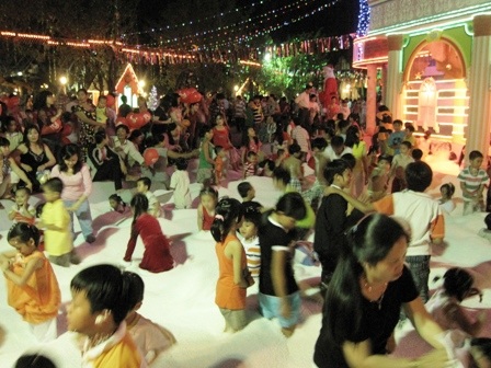 Hàng vạn người chen chân đến nhà thờ đón Noel  - 13