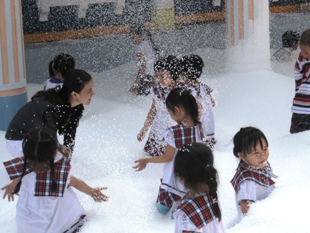 Hàng vạn người chen chân đến nhà thờ đón Noel  - 14