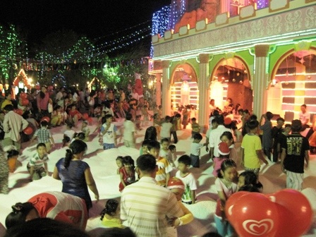 Hàng vạn người chen chân đến nhà thờ đón Noel  - 15