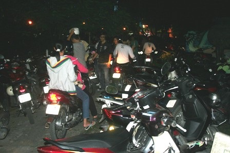 Hàng vạn người chen chân đến nhà thờ đón Noel  - 18