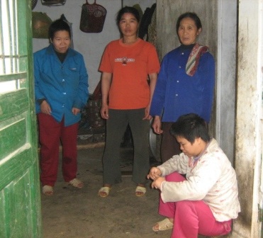 Người mẹ già và những đứa con tâm thần - 2