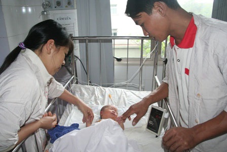 Nước mắt mẹ tuôn rơi khi thấy con được cứu sống - 3 Nước mắt mẹ tuôn rơi khi thấy con được cứu sống - 3