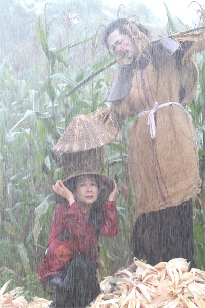 Thanh Thanh Hiền bối rối khi “bị” Xuân Hinh…hôn - 4