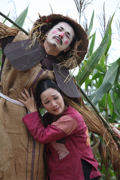 Thanh Thanh Hiền bối rối khi “bị” Xuân Hinh…hôn - 11