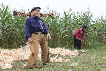 Thanh Thanh Hiền bối rối khi “bị” Xuân Hinh…hôn - 8