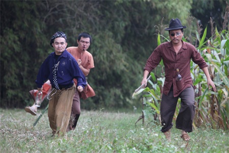 Thanh Thanh Hiền bối rối khi “bị” Xuân Hinh…hôn - 7