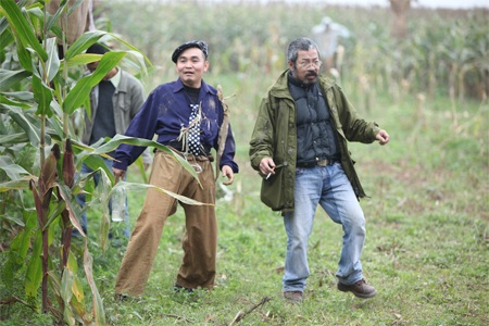 Thanh Thanh Hiền bối rối khi “bị” Xuân Hinh…hôn - 3