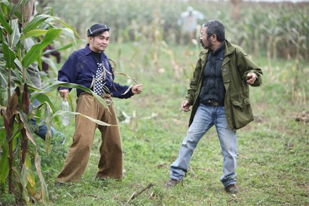 Thanh Thanh Hiền bối rối khi “bị” Xuân Hinh…hôn - 2