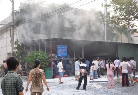 Cháy lớn tại công ty giày da - 2