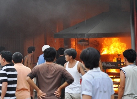 Cháy lớn tại công ty giày da - 1