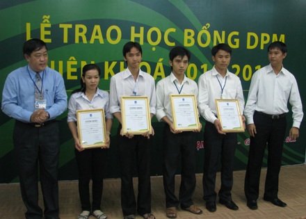 Chuyện 4 sinh viên nghèo luôn học cực “đỉnh” - 1 Chuyện 4 sinh viên nghèo luôn học cực “đỉnh” - 1