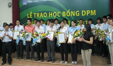 Cần Thơ: Trao 33 suất học bổng cho sinh viên nghèo học giỏi - 1