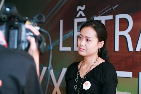 Những hình ảnh mới nhất của vợ chồng Hồng Ánh - 7