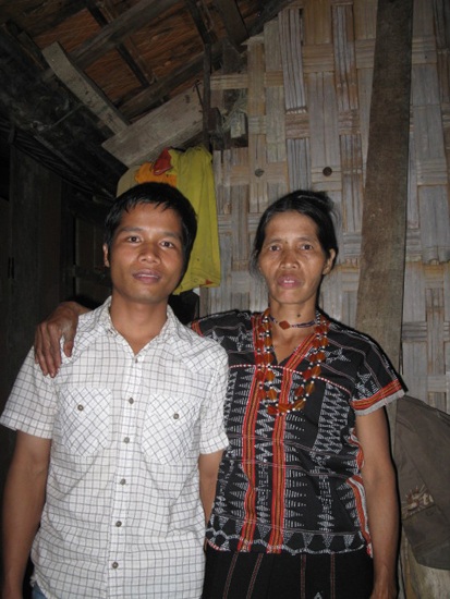 Người mẹ nghèo Cơtu nuôi 3 con học ĐH - 1