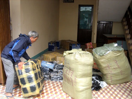 Giáp Tết, hàng lậu lại hối hả “vào mùa” - 2 Giáp Tết, hàng lậu lại hối hả “vào mùa” - 2