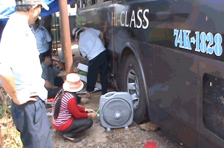 Giáp Tết, hàng lậu lại hối hả “vào mùa” - 1 Giáp Tết, hàng lậu lại hối hả “vào mùa” - 1