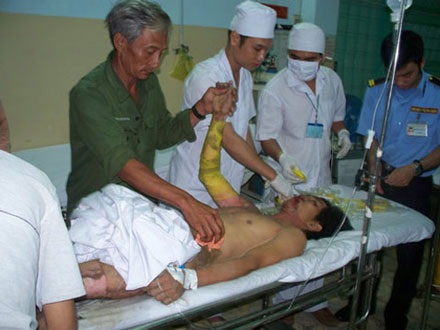 Bị điện giật, 3 công nhân rơi từ tầng 3 - 1