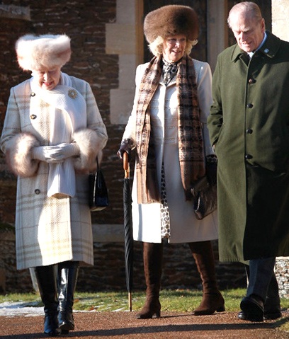 Nữ hoàng Anh bị phản đối dữ dội vì diện mũ lông thú - 1 Nữ hoàng Anh bị phản đối dữ dội vì diện mũ lông thú - 1