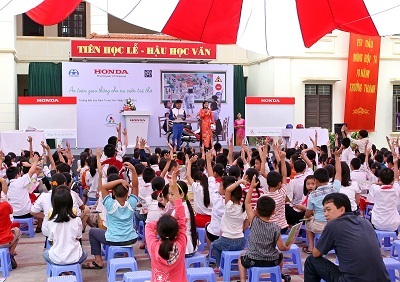 Hàng trăm ngàn học sinh đón nhận chương trình giáo dục ATGT - 1