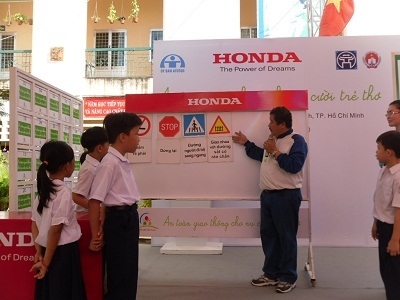 Hàng trăm ngàn học sinh đón nhận chương trình giáo dục ATGT - 3