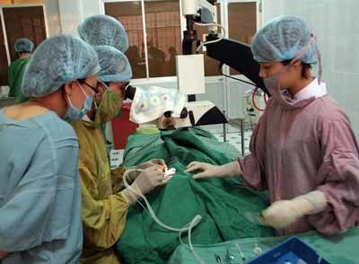 Phẫu thuật mắt miễn phí cho 60 người nghèo - 1 Phẫu thuật mắt miễn phí cho 60 người nghèo - 1