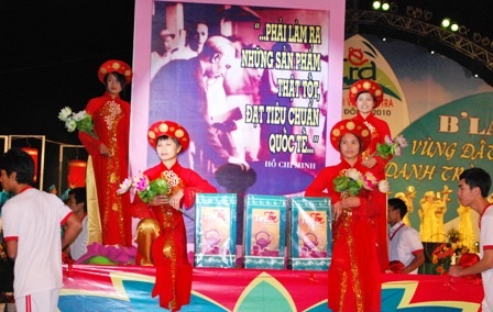 Thưởng lãm cảnh dâng trà trong triều đình xưa - 3 Thưởng lãm cảnh dâng trà trong triều đình xưa - 3