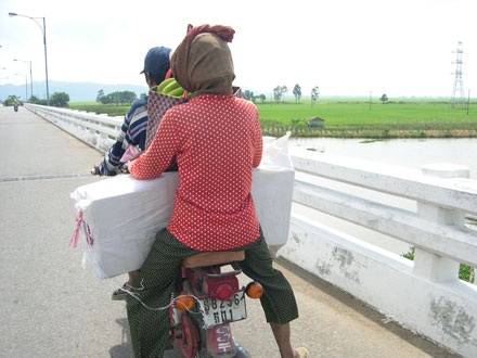 Giáp Tết, hàng lậu lại hối hả “vào mùa” - 3 Giáp Tết, hàng lậu lại hối hả “vào mùa” - 3
