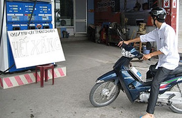 Chính phủ yêu cầu kiểm tra việc thiếu xăng dầu - 1