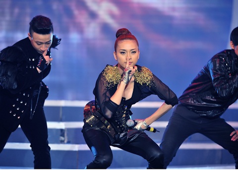 Mỹ Tâm đẹp khỏe khoắn trên sân khấu - 9