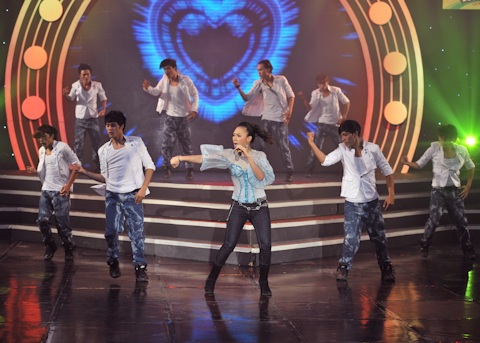 Mỹ Tâm đẹp khỏe khoắn trên sân khấu - 5