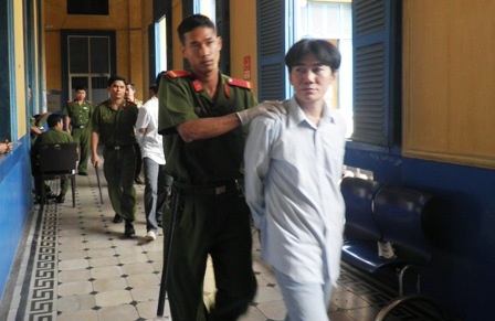 Giết chủ nhà trọ vì dám nhìn mình trong lúc hôn bạn gái - 2