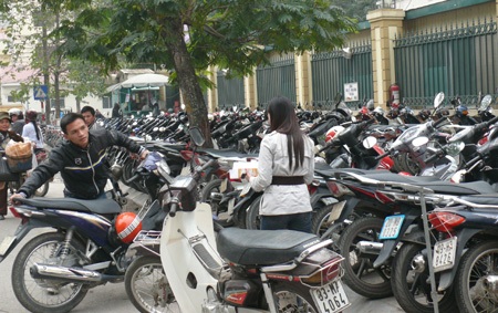 Loạn giá gửi xe ở hai thành phố lớn  - 1