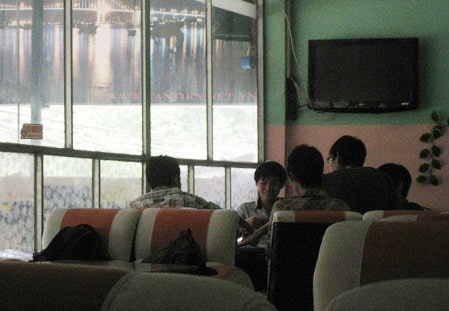 Sinh viên vào phòng lạnh trốn học sát phạt đỏ đen - 1