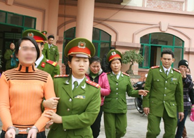 Vì sao hai nữ sinh vụ hiệu trưởng mua dâm từ chối luật sư? - 3 Vì sao hai nữ sinh vụ hiệu trưởng mua dâm từ chối luật sư? - 3