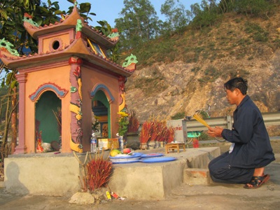 Thăm ngôi miếu thờ 20 hành khách bỏ mạng trên dòng Lam - 2 Thăm ngôi miếu thờ 20 hành khách bỏ mạng trên dòng Lam - 2