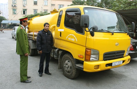 Xe công ty môi trường xả thải... độc hại - 1