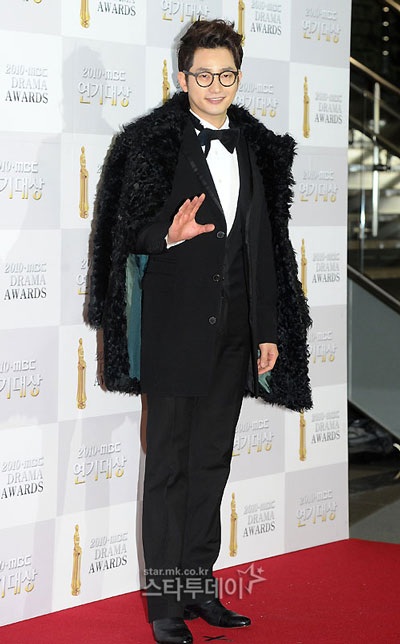 Sao lộng lẫy tại Lễ trao giải "MBC Drama Awards 2010" - 18 Sao lộng lẫy tại Lễ trao giải "MBC Drama Awards 2010" - 18