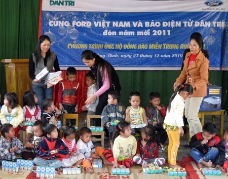 Báo Dân trí và Ford Việt Nam hỗ trợ dựng 12 nhà bị lũ cuốn - 3