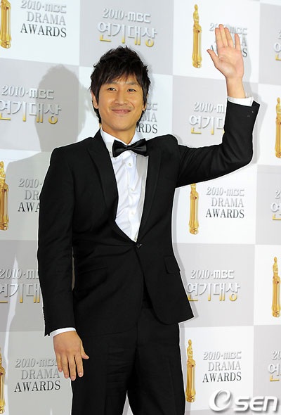 Sao lộng lẫy tại Lễ trao giải "MBC Drama Awards 2010" - 20 Sao lộng lẫy tại Lễ trao giải "MBC Drama Awards 2010" - 20