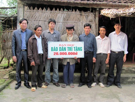 Báo Dân trí cùng chính quyền địa phương giúp người cha nuôi con tâm thần xây nhà - 3 Báo Dân trí cùng chính quyền địa phương giúp người cha nuôi con tâm thần xây nhà - 3