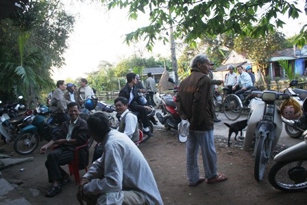 Hơn 30 người dân “vây” nhà máy xi măng đòi tiền đền bù ô nhiễm - 1