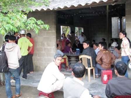 Hơn 30 người dân “vây” nhà máy xi măng đòi tiền đền bù ô nhiễm - 2