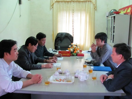 Báo Dân trí cùng chính quyền địa phương giúp người cha nuôi con tâm thần xây nhà - 1 Báo Dân trí cùng chính quyền địa phương giúp người cha nuôi con tâm thần xây nhà - 1