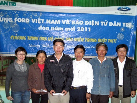 Báo Dân trí và Ford Việt Nam hỗ trợ dựng 12 nhà bị lũ cuốn - 2